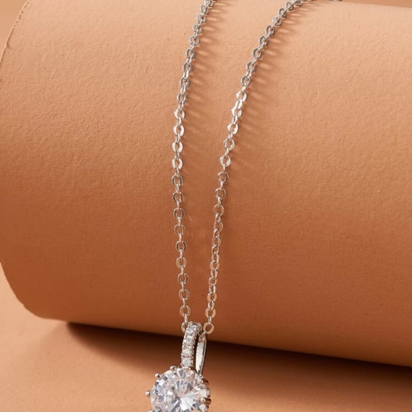 FREE with any bundle pendant necklace - Picture 2 of 3